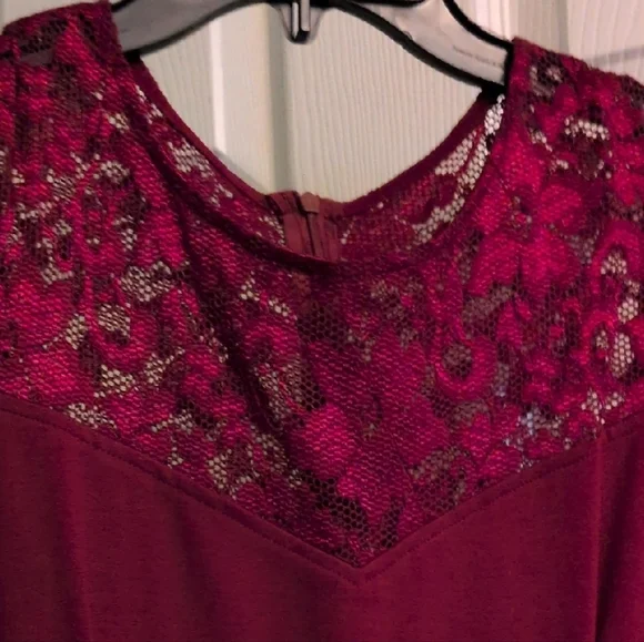 Elegant Burgundy Lace Dress - Picture 10 of 11